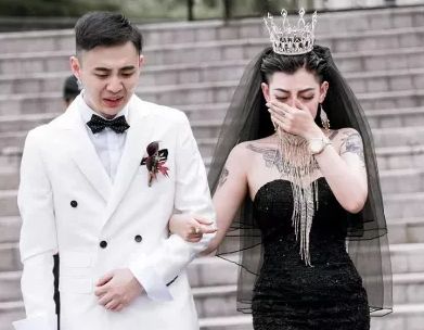 还记得那位黑婚纱新娘吗,还记得轰动全网的黑婚纱新娘吗