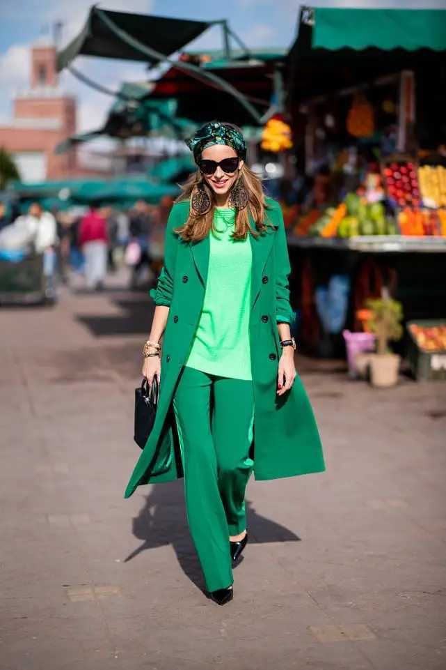 杨钰莹身穿黑色小西装打底晒美照,杨钰莹的这身穿搭就很有设计感