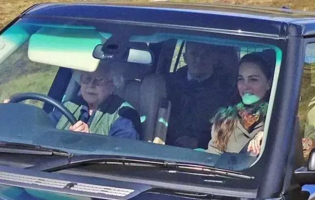 93岁女王年年放暑假！深扒女王秘密“朋友圈”，看看她都玩些啥