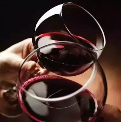 红酒高脚杯正确姿势,如何喝红酒才是正确的