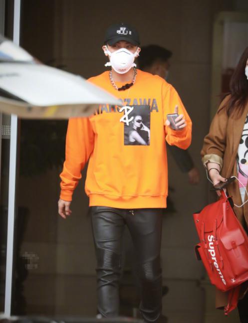 鹿晗和黄子韬创三成团舞台上互动,鹿晗黄子韬被吓一跳