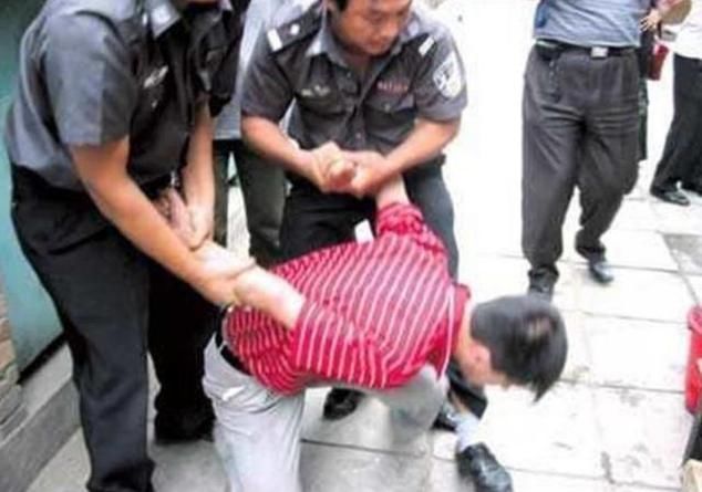 公交车上小男孩肚子疼,小男孩在公交车上突然肚子疼