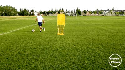 简单又实用的过人技巧足球,足球过人技巧空中摆动腿