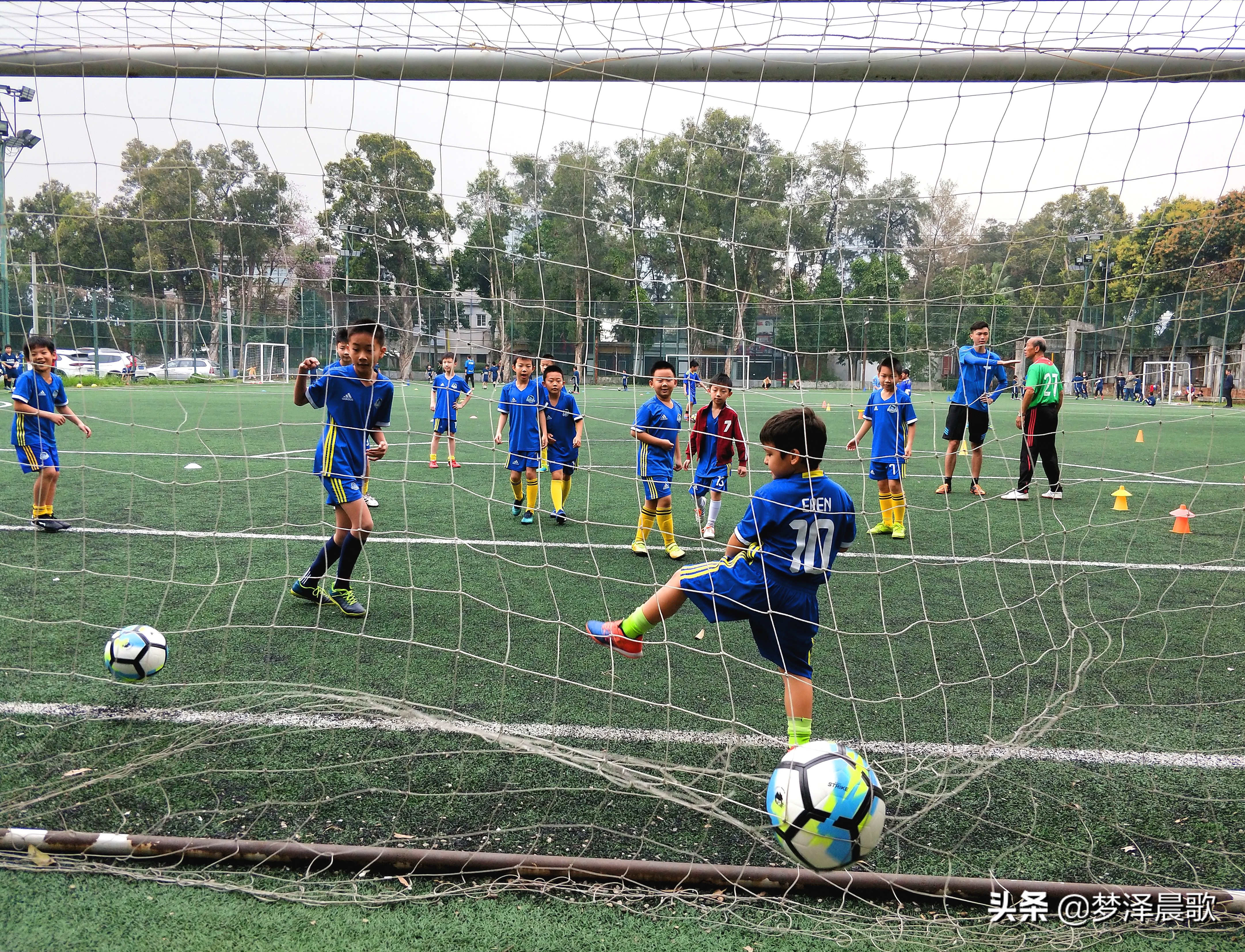 少儿足球坚持梦想,少儿对足球的热爱