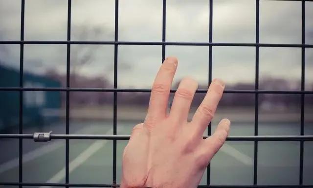 有小外伤的看守所收押不,嫌疑人有疾病公安机关怎么办