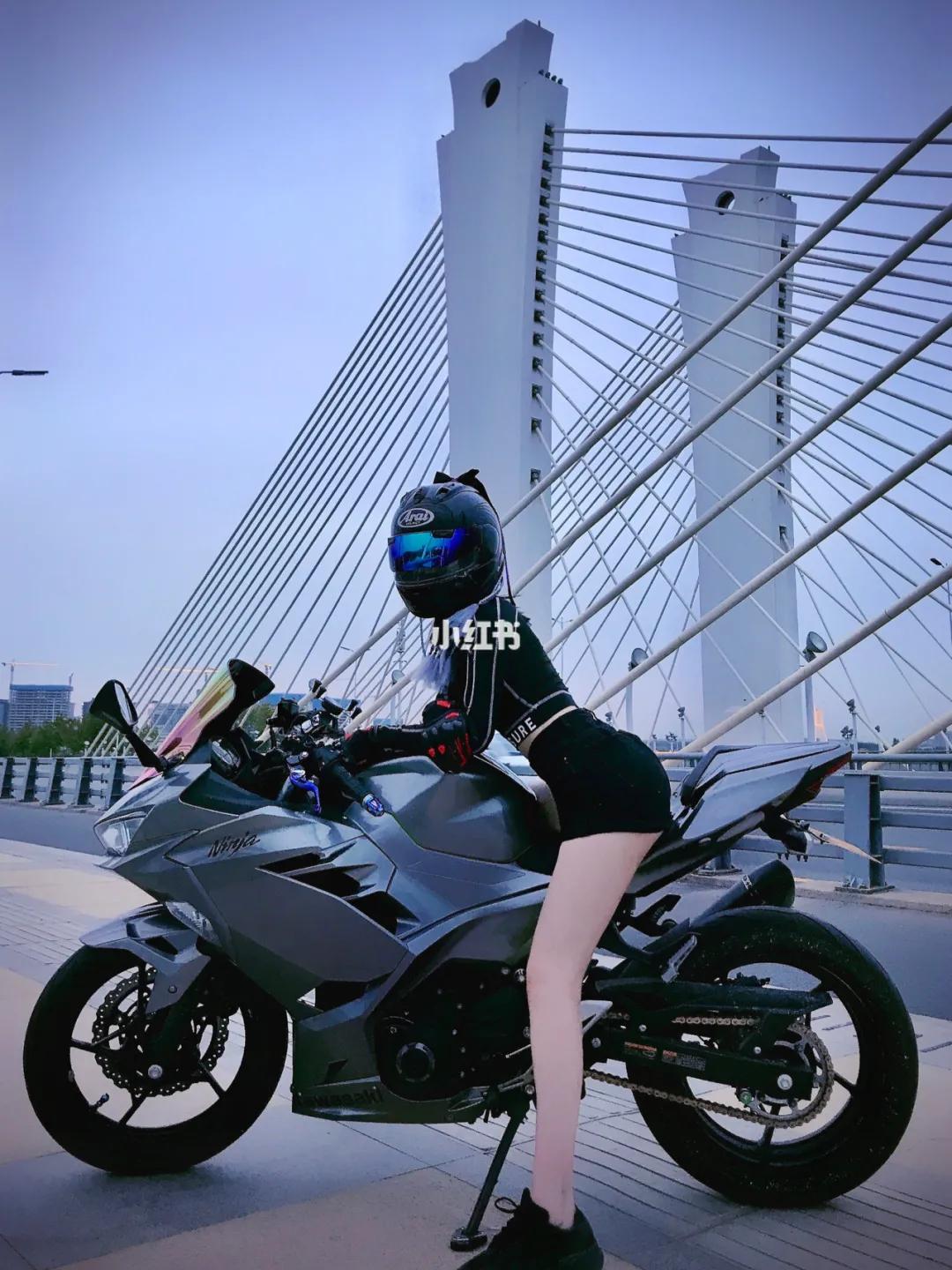 小姐姐骑川崎ninja650,小姐姐骑川崎ninja400摩托车