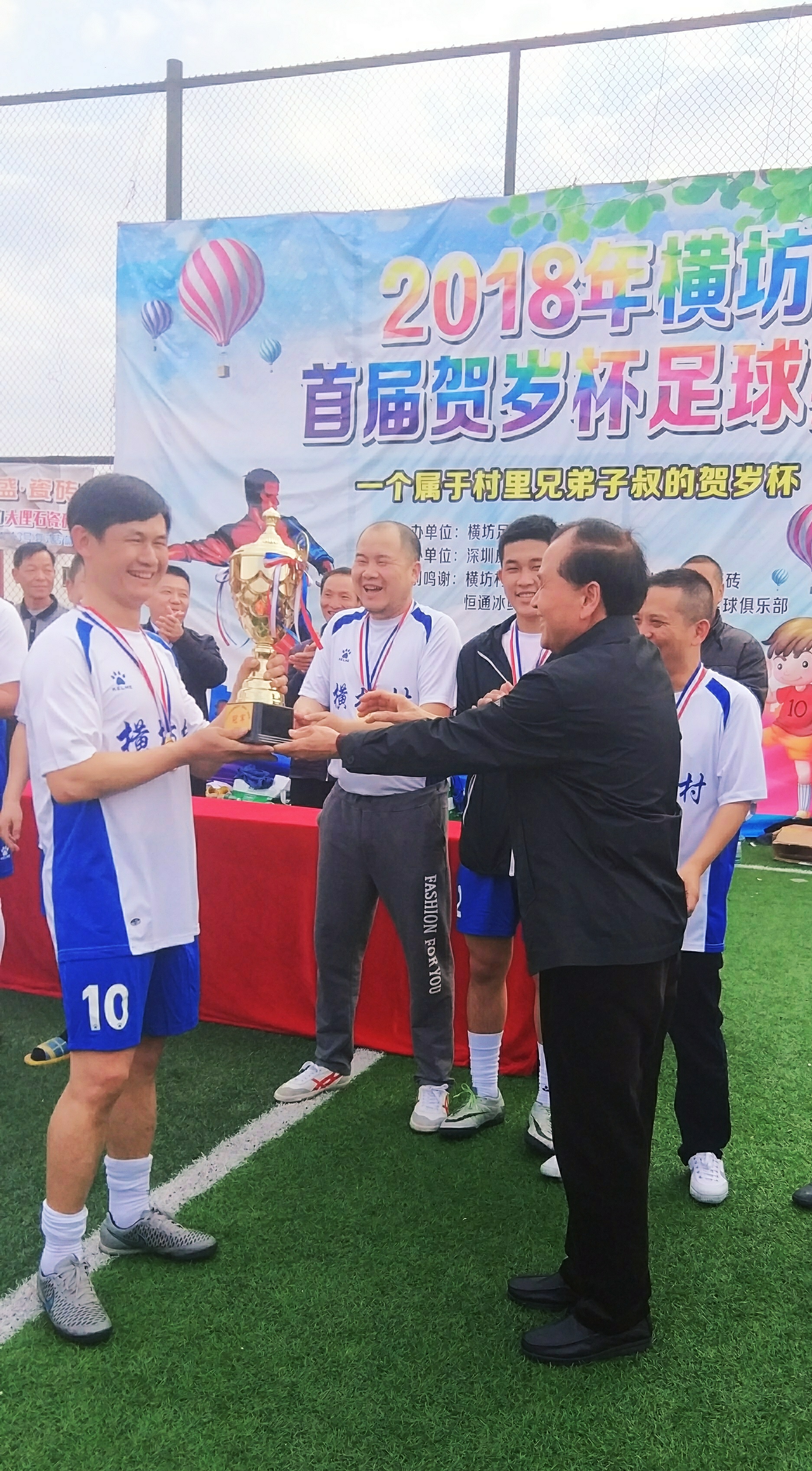 农村踢足球,农村里踢足球维吾尔族男孩