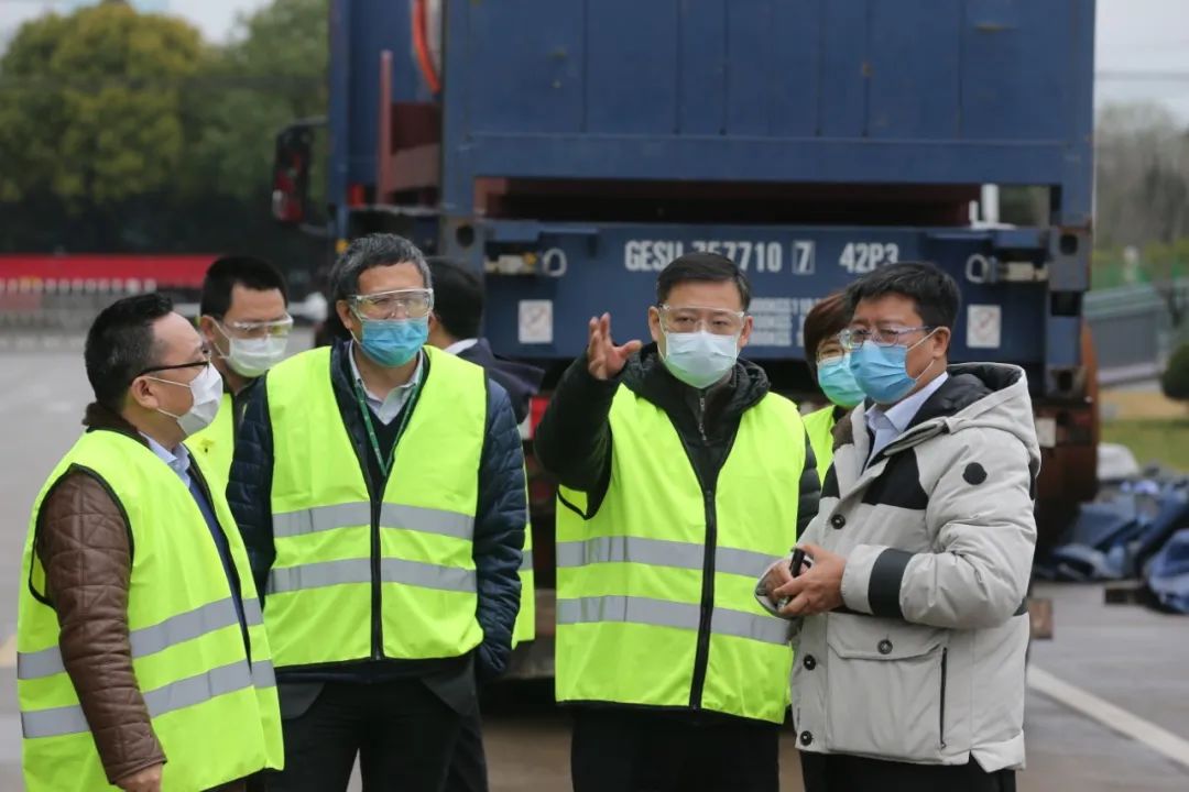 送“礼包”下去，带问题上来！区委书记章曦昨天走访调研这5家企业