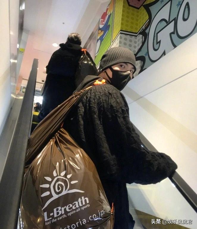 向佐郭碧婷买衣服被吐槽,向佐郭碧婷日本聚餐被偶遇