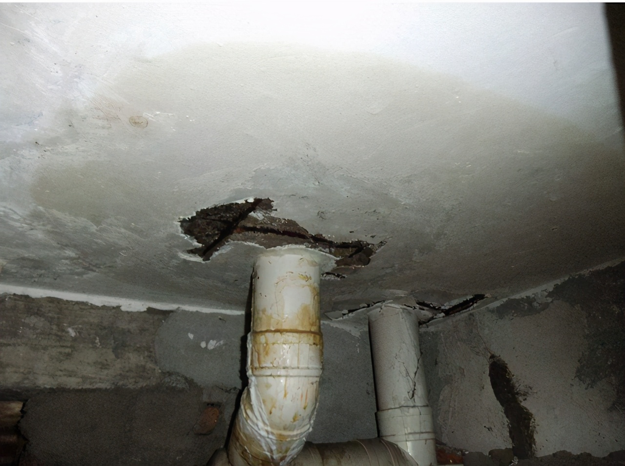 浴室墙面漏水补漏的最佳方法,浴室顶漏水怎么做防水