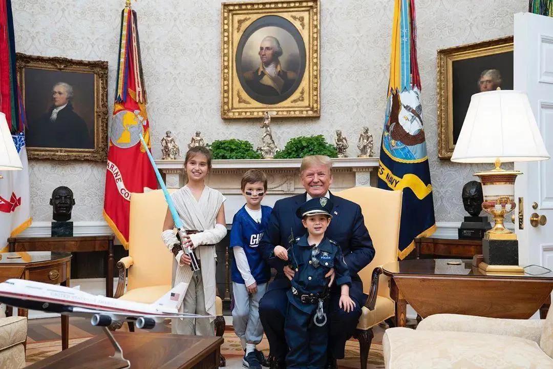 伊万卡家中为小儿子庆生，儿子穿维尼熊卡通装太可爱，颜值像妈妈