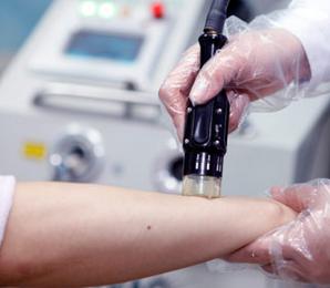 小孩脚背出湿疹怎么治疗,孩子脚面长湿疹是怎么回事