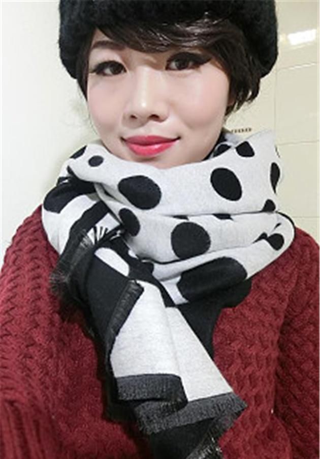 40多岁戴什么颜色的围巾显年轻,30岁的女人适合佩戴什么围巾