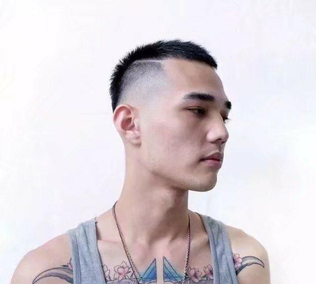 男生刘海两边往外翘怎么办,男生发质硬留什么发型