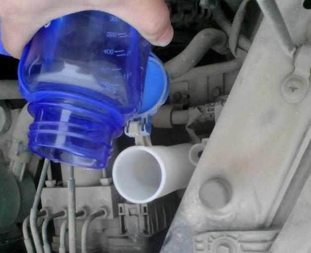 车子加过期的玻璃水怎么办,汽车玻璃水冻住了加不进去玻璃水