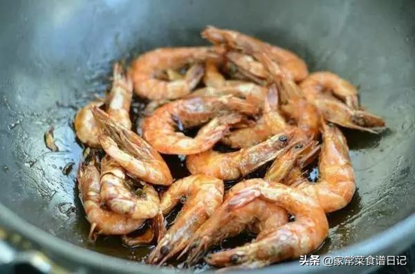 油焖大虾的做法家常简单又好吃,油焖大虾的家常做法与教程