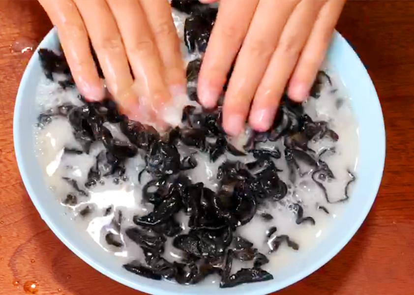 木耳切记不要用清水洗等于吃虫卵,木耳切记不要用清水泡