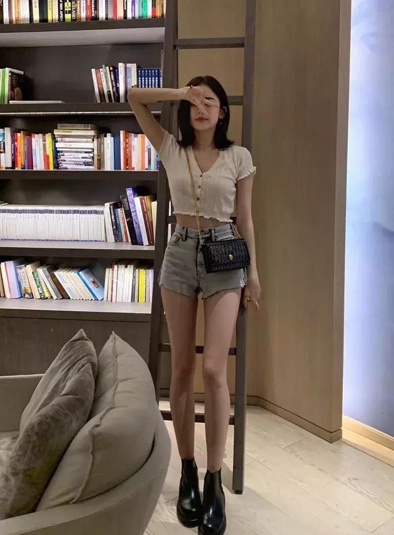 刘雯米兰时装周试装,刘雯维密走秀比心