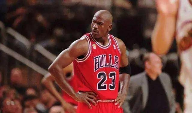 郭艾伦在篮球场上打什么位置,篮球各个球员位置序号