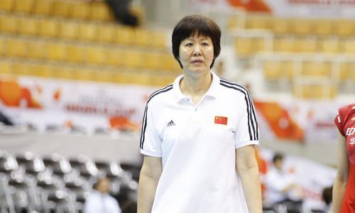 郎平年薪曝光！最高时七百万，如今薪水下降依旧主动给队员奖金