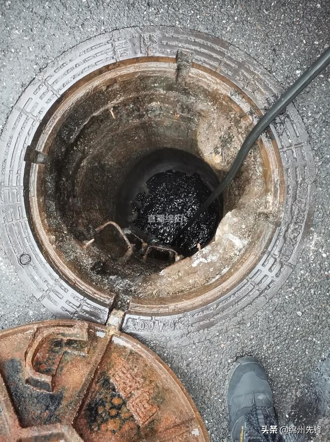 排污管臭气涌出怎么解决,下水道堵塞污水外溢排污