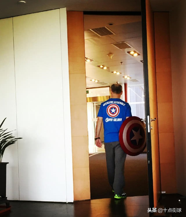 李宁现状：儿子帅气女儿可爱，化身“潮叔”与90后消费者互动卖萌