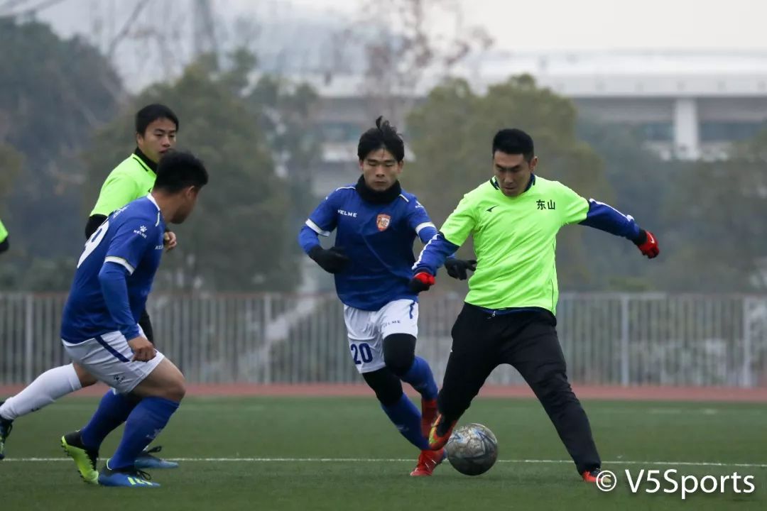 卓尔队长助阵“临空港杯”流浪者“破咒”夺冠