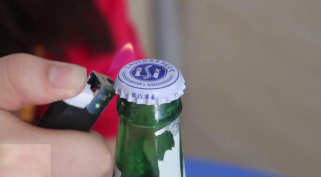 喝了这么多年啤酒，才知道瓶盖上有小机关，女生也能轻易打开