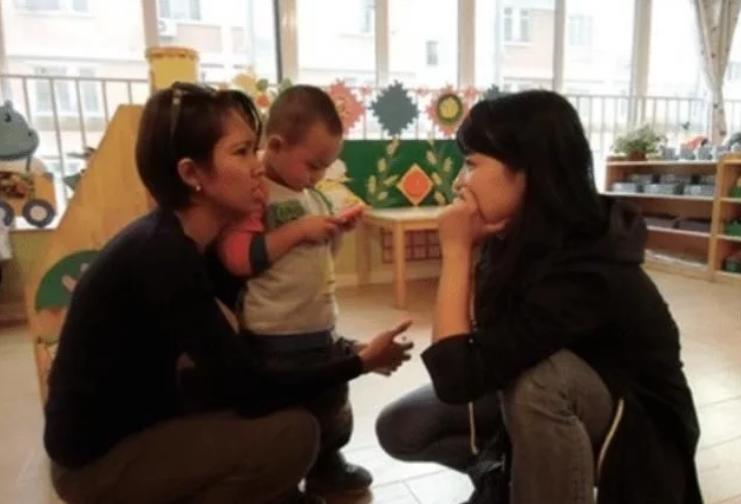 幼儿园老师私发睡觉照片家长回复,幼儿园老师家长群发午睡照