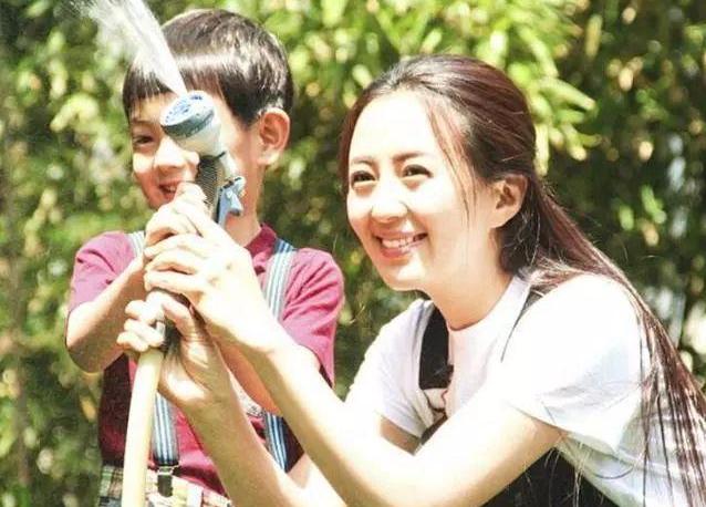 她意外怀孕但被她的男人抛弃,女人意外怀孕找不到亲生父亲