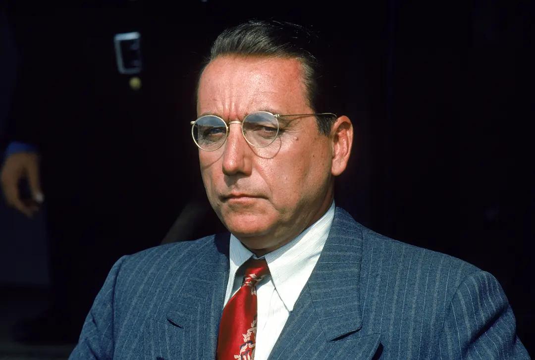 肖申克的监狱生活,肖申克的救赎监狱长贪污片段