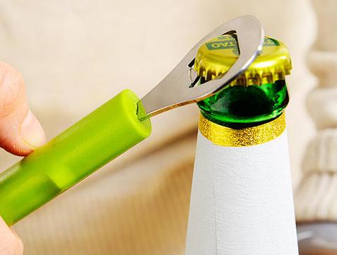 原来啤酒瓶盖上有机关，教你多加这个动作，女生也能轻松打开