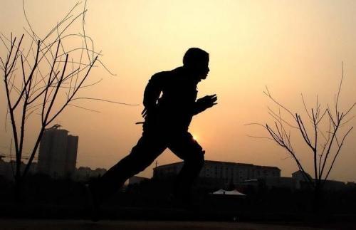 老年人膝盖疼痛的原因和治疗方法,运动后膝盖疼痛的原因和解决方法