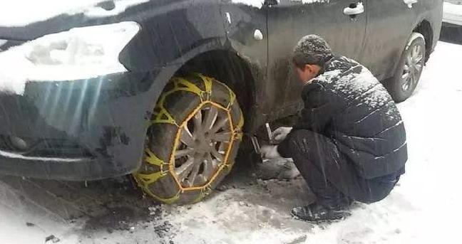 雪天开车防滑技巧无防滑链,雪地开车防滑神器装车上