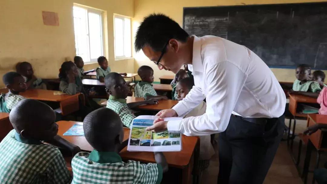 河南小伙被封非洲酋长:别人最关心“能娶几个媳妇”