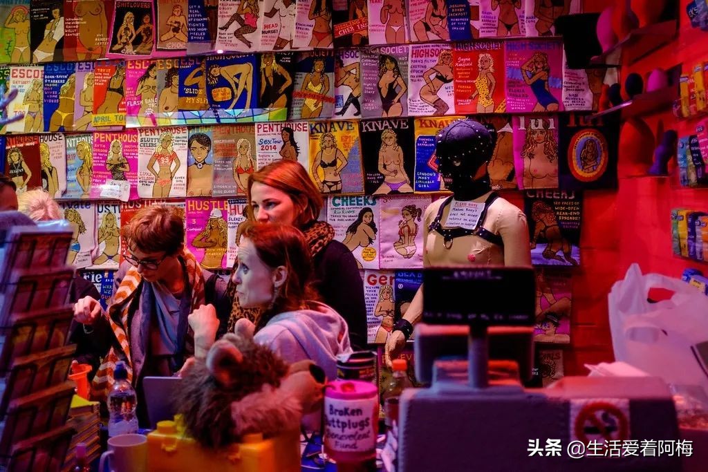 她开了间超市，卖的东西却全是假的，9000件商品，竟被一抢而空