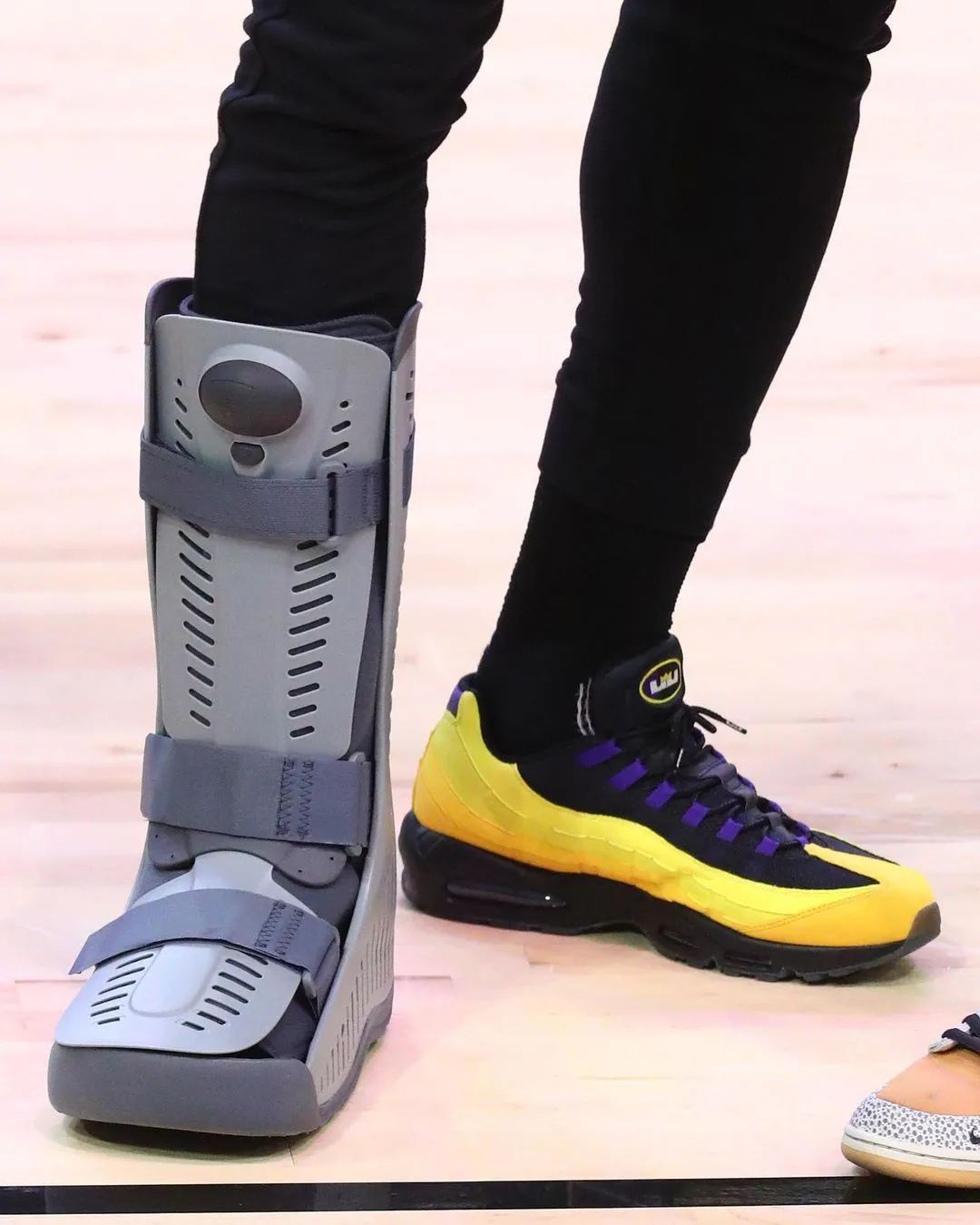 心疼!詹姆斯穿上厚重的护靴!湖人放弃场均5.4分3.2板中锋