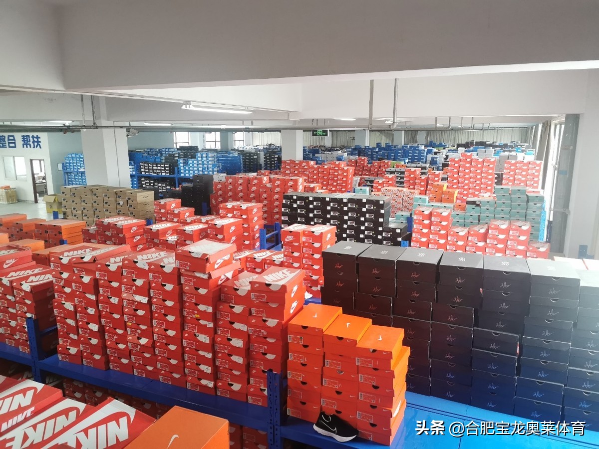 耐克阿迪达斯折扣店：自营还是加盟？