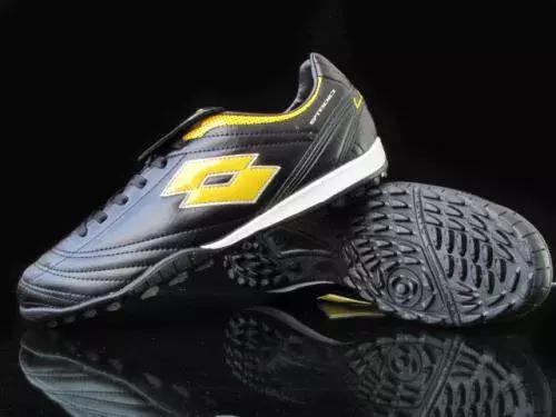 世界上第一双没有鞋带的足球鞋,世界上踢得最远的足球鞋