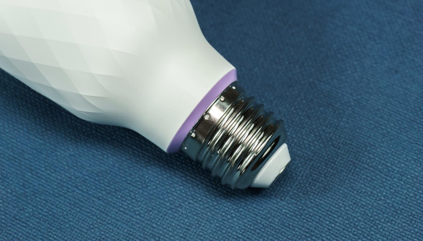 只需更换一个灯泡，即可让房间充满光污染，然后请开始你的表演