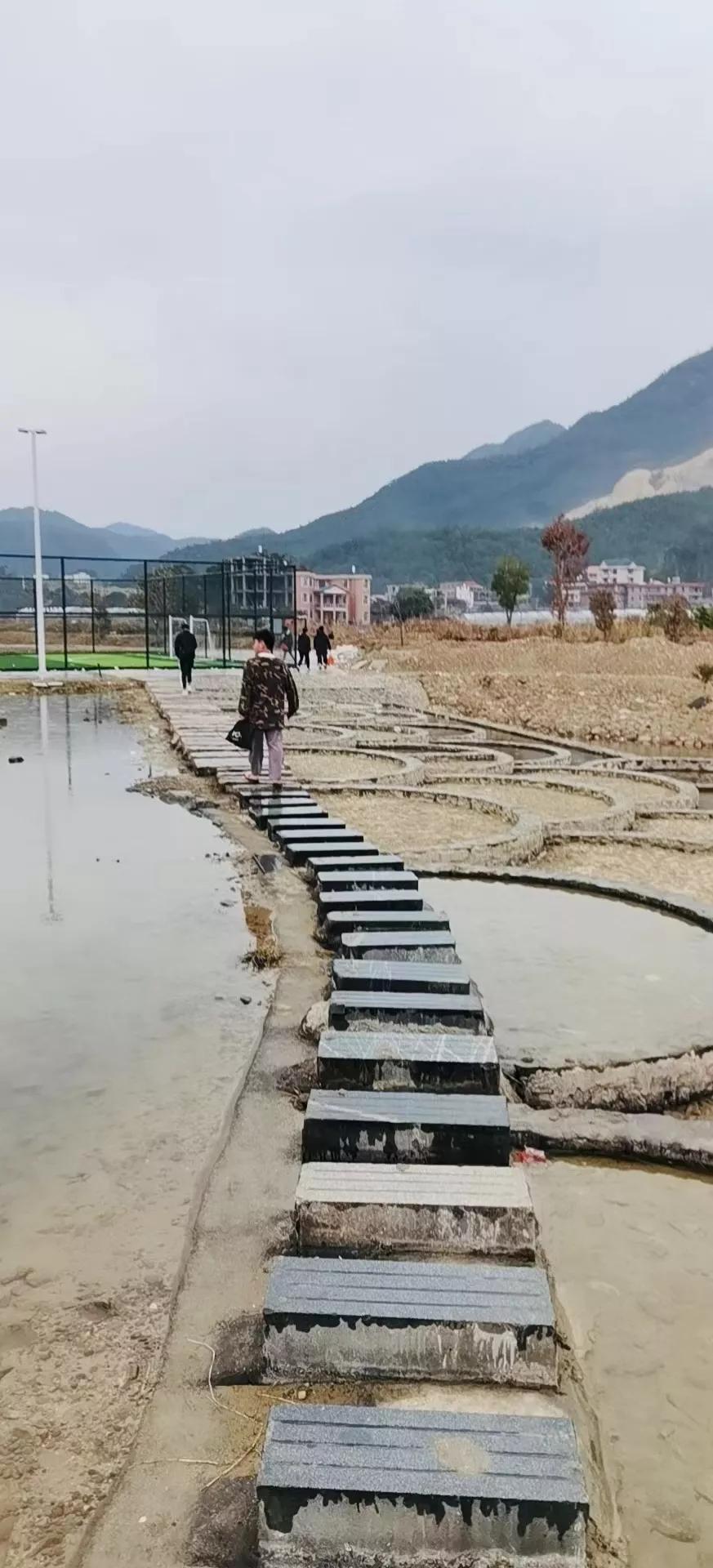 屏喧联趣友福，长长远远；镜静映心郎情，悠悠袅袅。