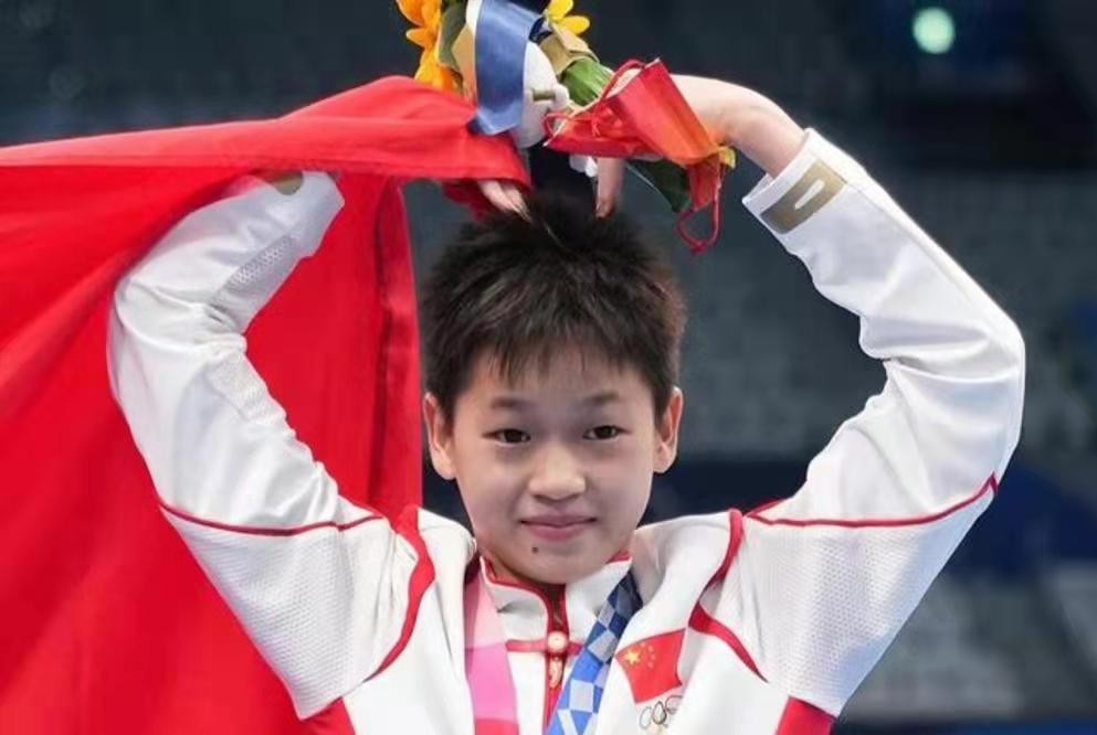 全红婵一直跟着的队医,全红婵戴口罩