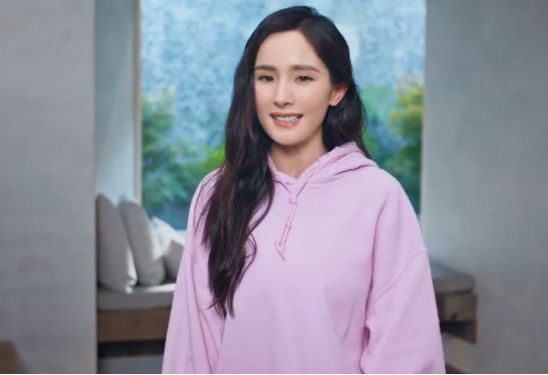 杨幂晒出美照宣传代言新品,杨幂复出水嫩亮相