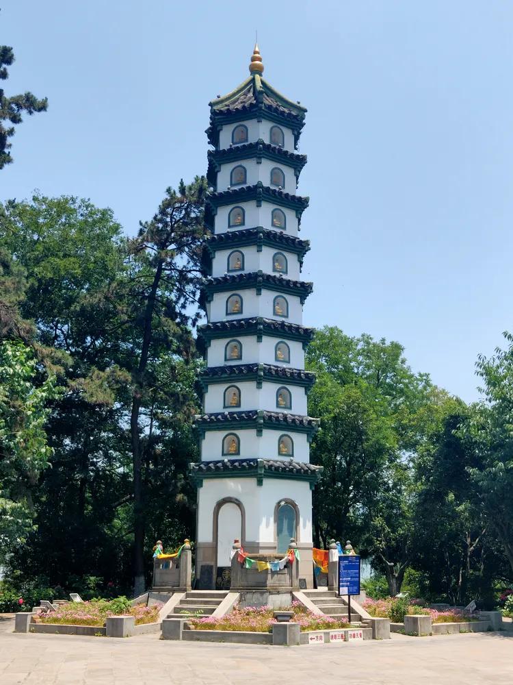 曾作为禁地，与外界隔绝二百六十多年的“玄武湖”，今日锣鼓喧天