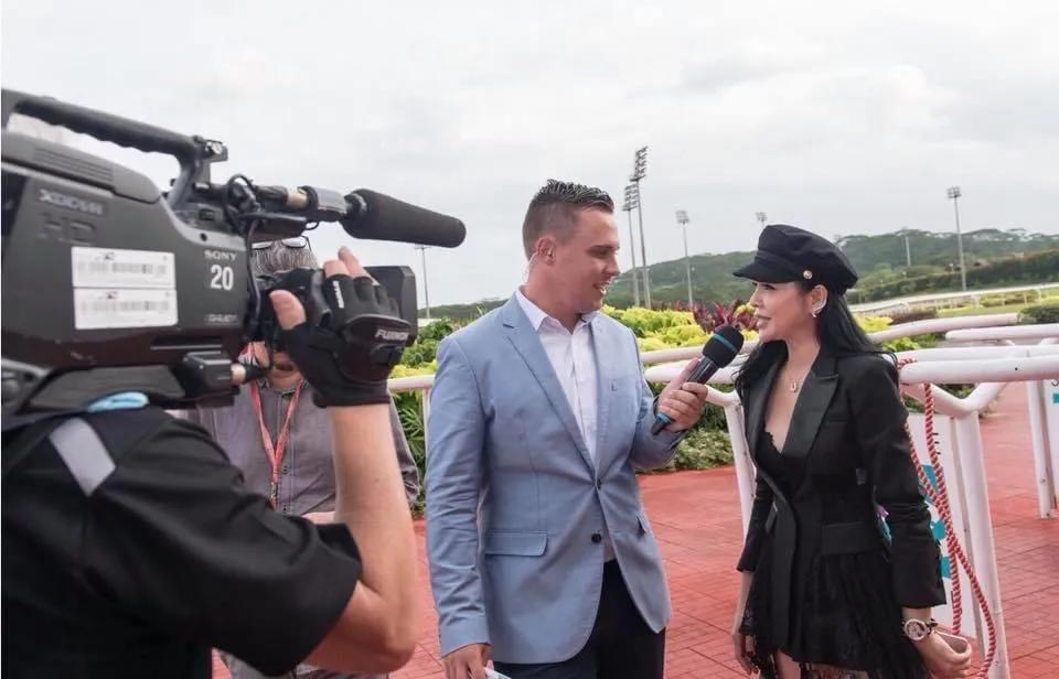 关之琳香港佳士得珠宝 (关之琳戴天价珠宝)