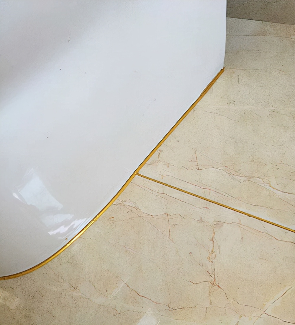 同样是小卫生间，看看人家的马桶边布置，干净利落、清清爽爽