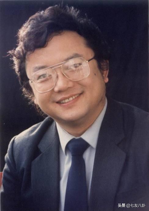 王刚三婚娶小20岁娇妻，老来得子儿孙同岁，72岁仍奔波自找罪受？