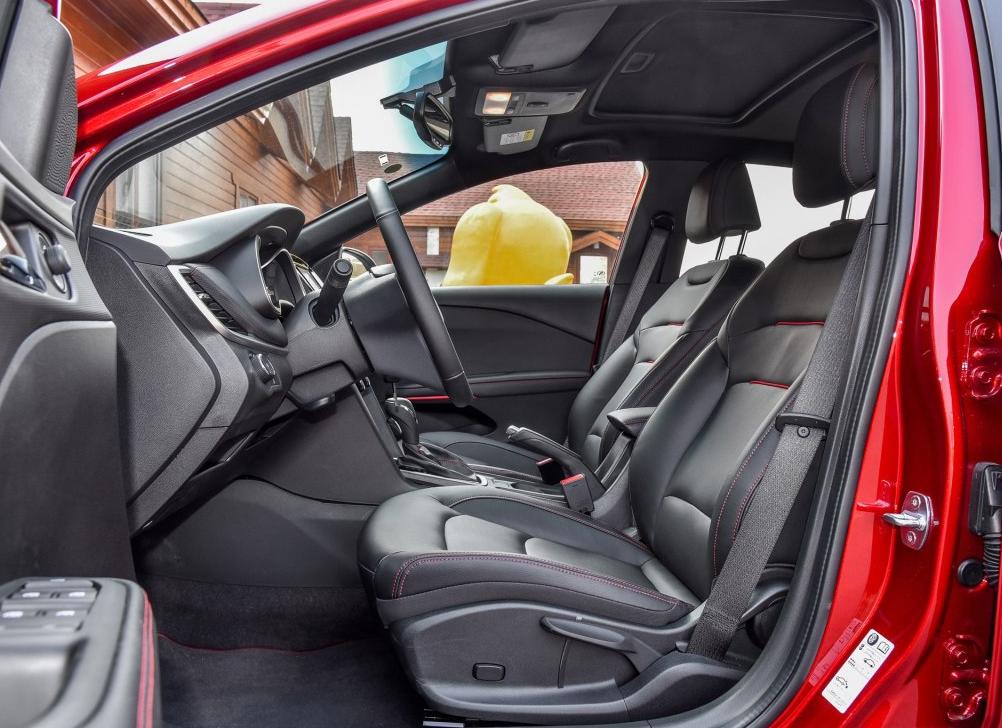 这合资车全系国六,四轮独悬,配车侧预警+电动座椅,已跌破十万