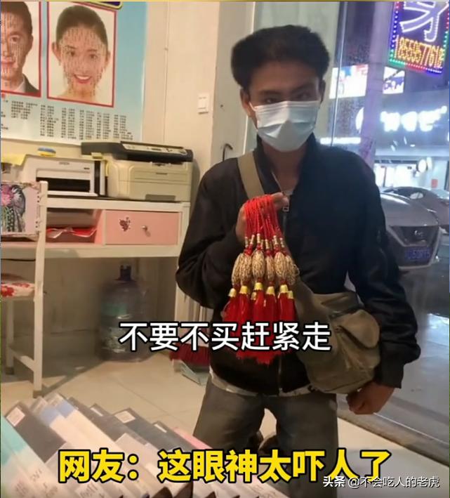 男子强买强卖饰品,男子进店下跪“强卖”挂件