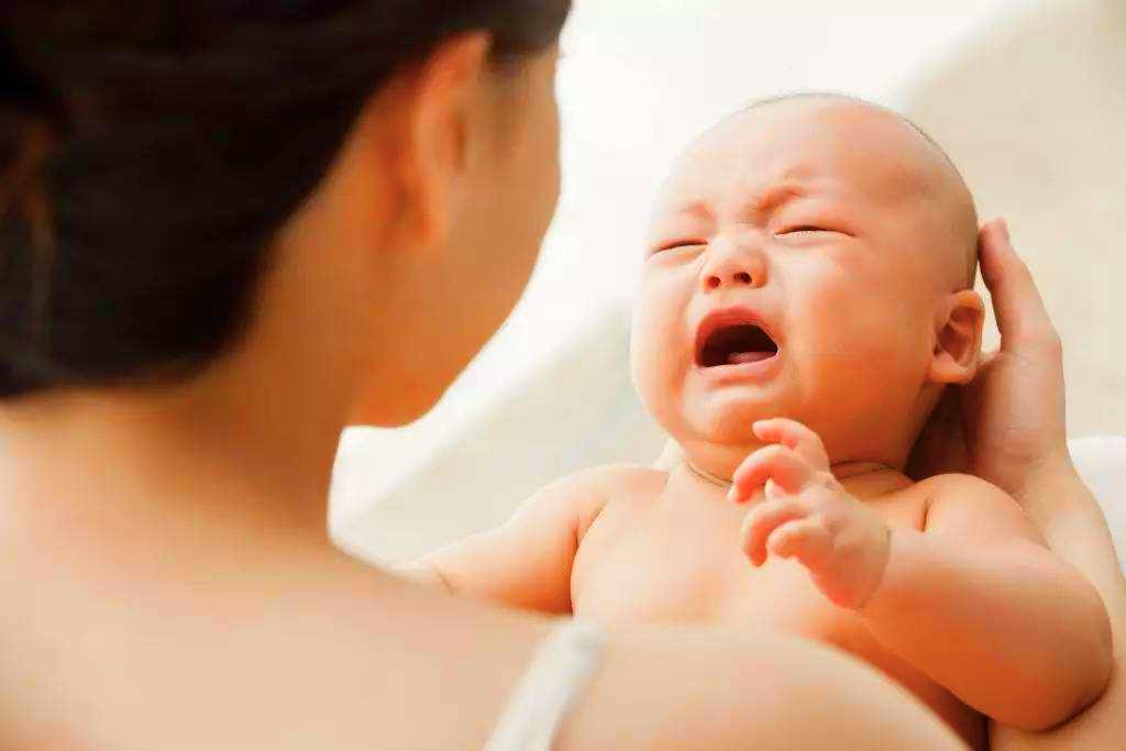 婴儿刚出生为啥要哭着抱,宝宝生下来为什么会竖着抱